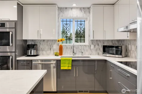 $925,000 | 403 Ferndale Avenue Northeast, Renton, WA 98056