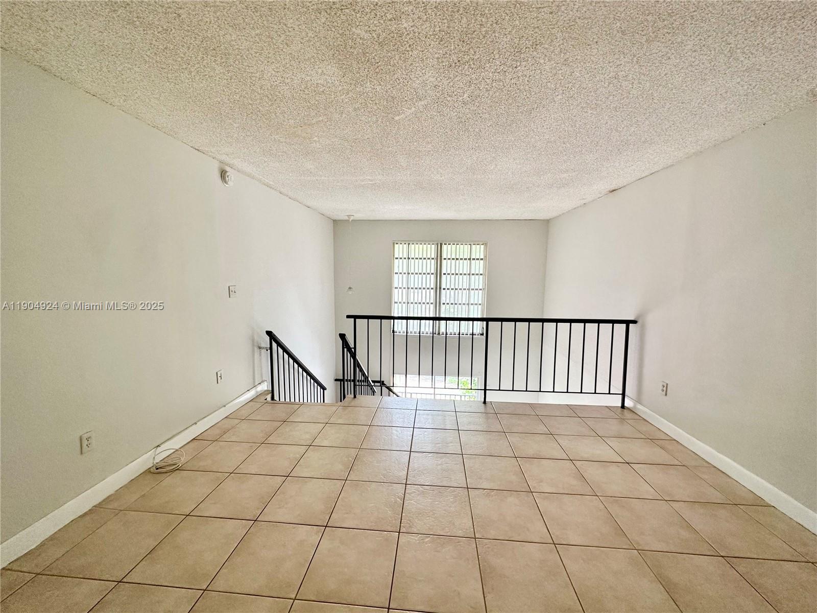 8600 Southwest 109th Avenue, Unit 4211 Miami, FL 33173 - Photo 14 of 25 a view of an empty room and window