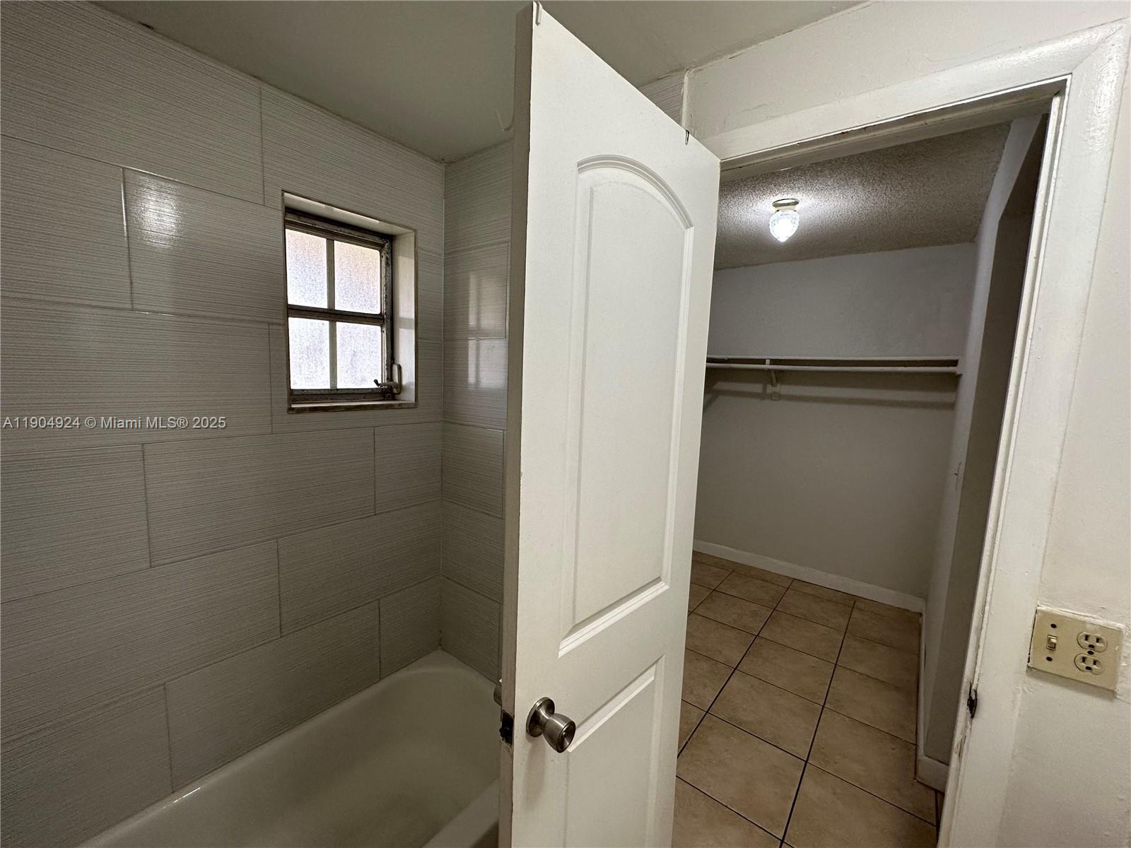 8600 Southwest 109th Avenue, Unit 4211 Miami, FL 33173 - Photo 18 of 25 a bathroom with a bathtub and a shower