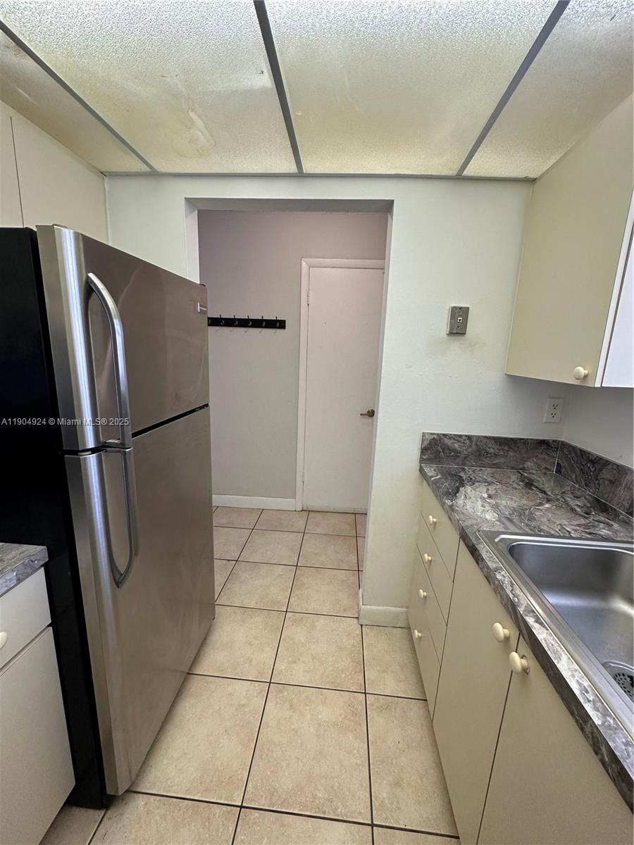 8600 Southwest 109th Avenue, Unit 4211 Miami, FL 33173 - Photo 10 of 25 a kitchen with stainless steel appliances granite countertop a refrigerator and a sink