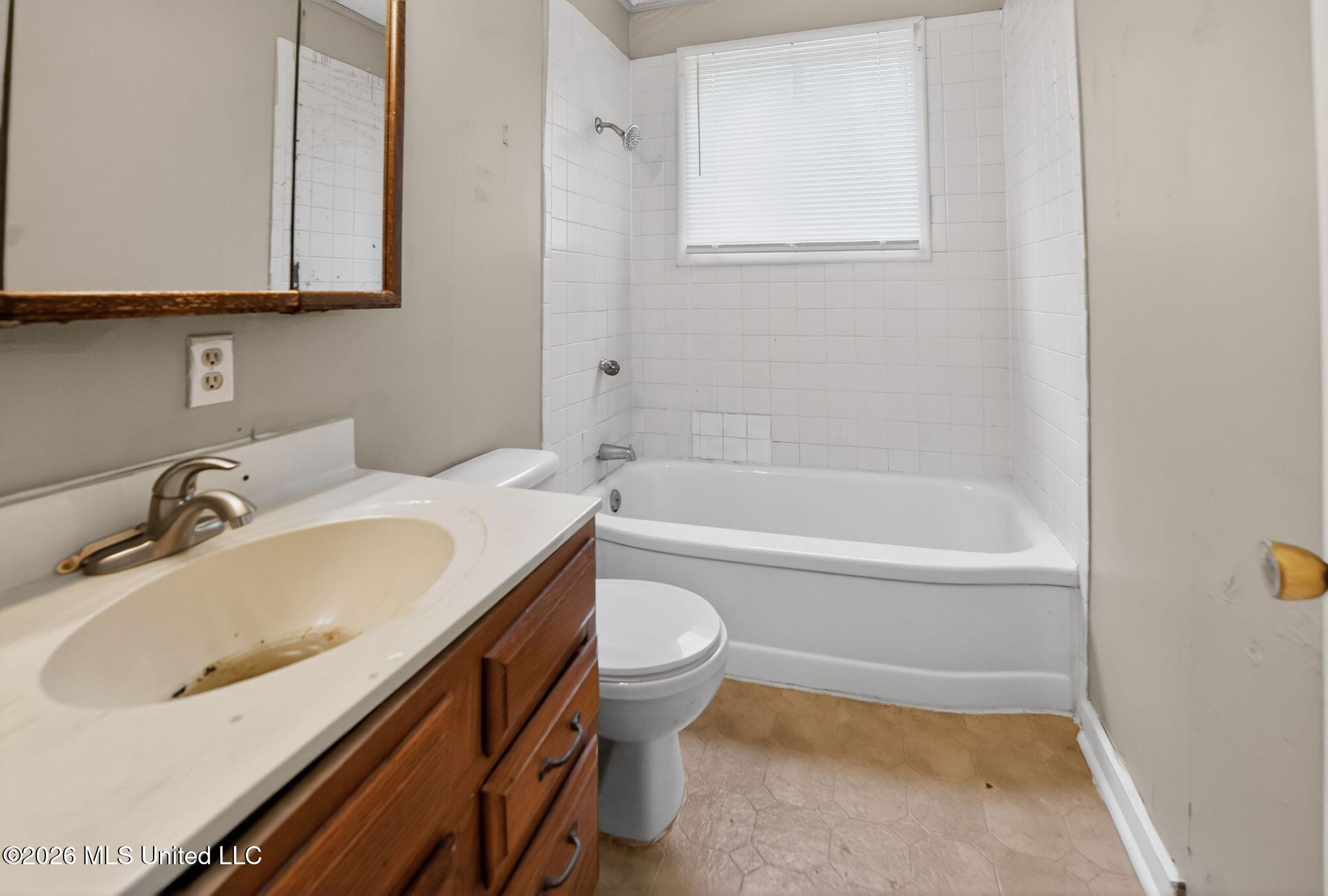 617 Woodbury Road Jackson, MS 39206 - Photo 34 of 39 34_617_Woodbury_Rd_Jackson_MS_39206-Bath