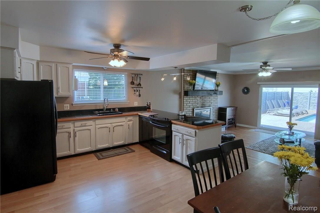 4764 Hillcrest Road Trenton, MI 48183 - Photo 14 of 31 Kitchen.jpg