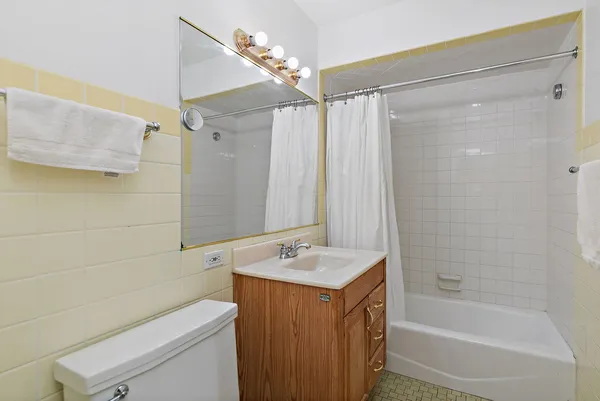 $289,000 | 1111 North Harlem Avenue, Unit 2A, Oak Park, IL 60302