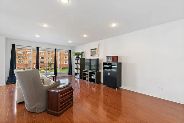 $289,000 | 1111 North Harlem Avenue, Unit 2A, Oak Park, IL 60302