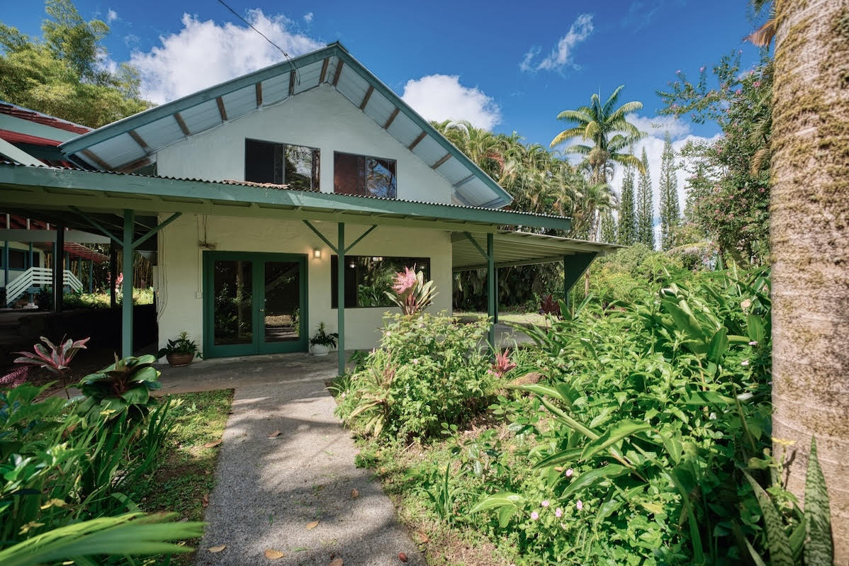 17-406 13 Mile Road Kurtistown, HI 96749 - Photo 9 of 29 a front view of a house with garden