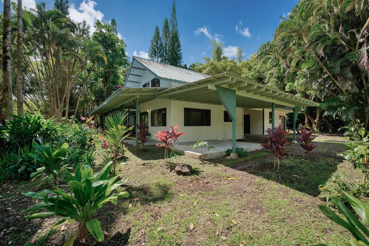 17-406 13 Mile Road Kurtistown, HI 96749 - Photo 10 of 29 a front view of a house with porch and garden