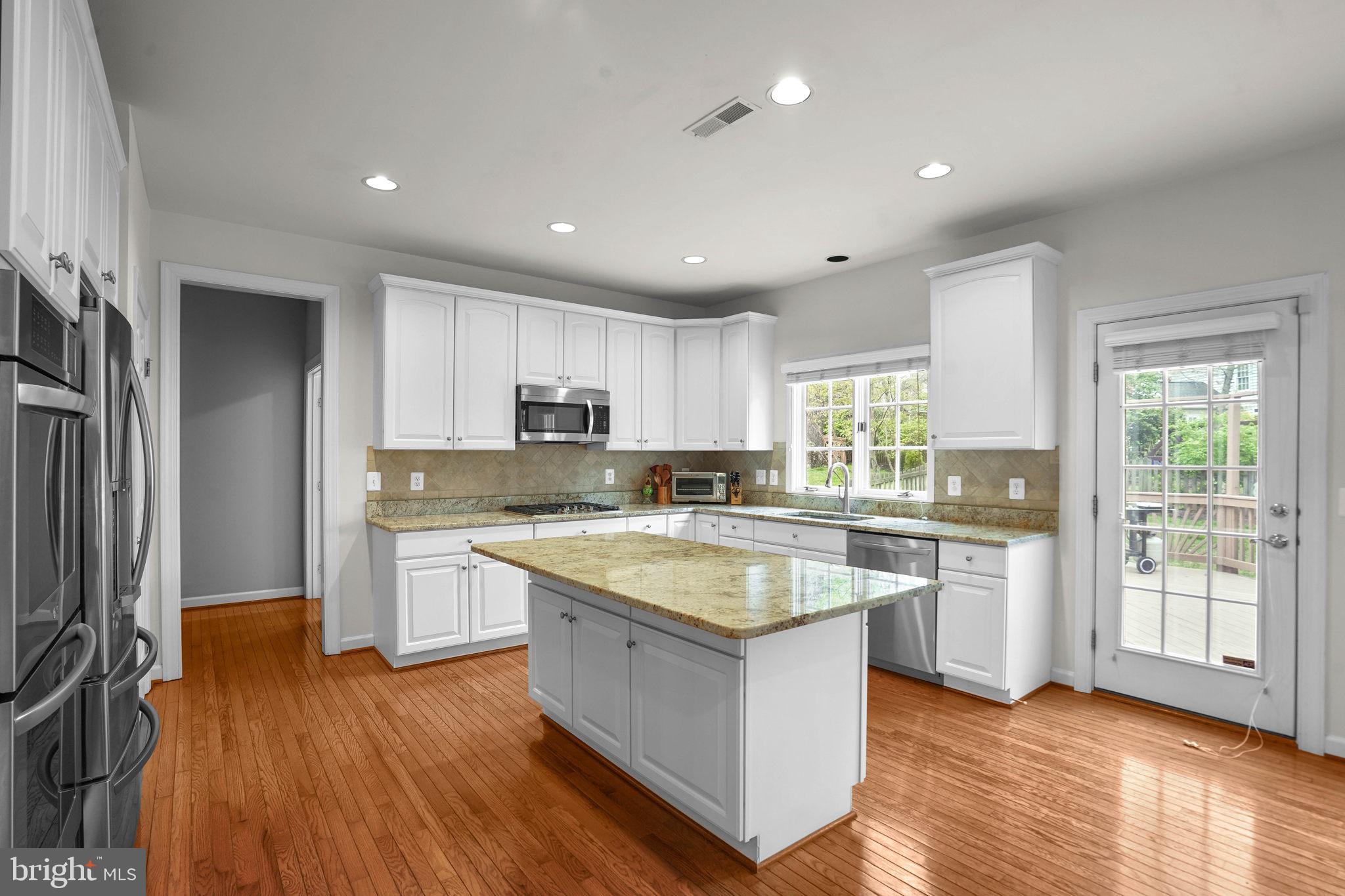 26030 Glasgow Drive Chantilly, VA 20152 - Photo 12 of 42