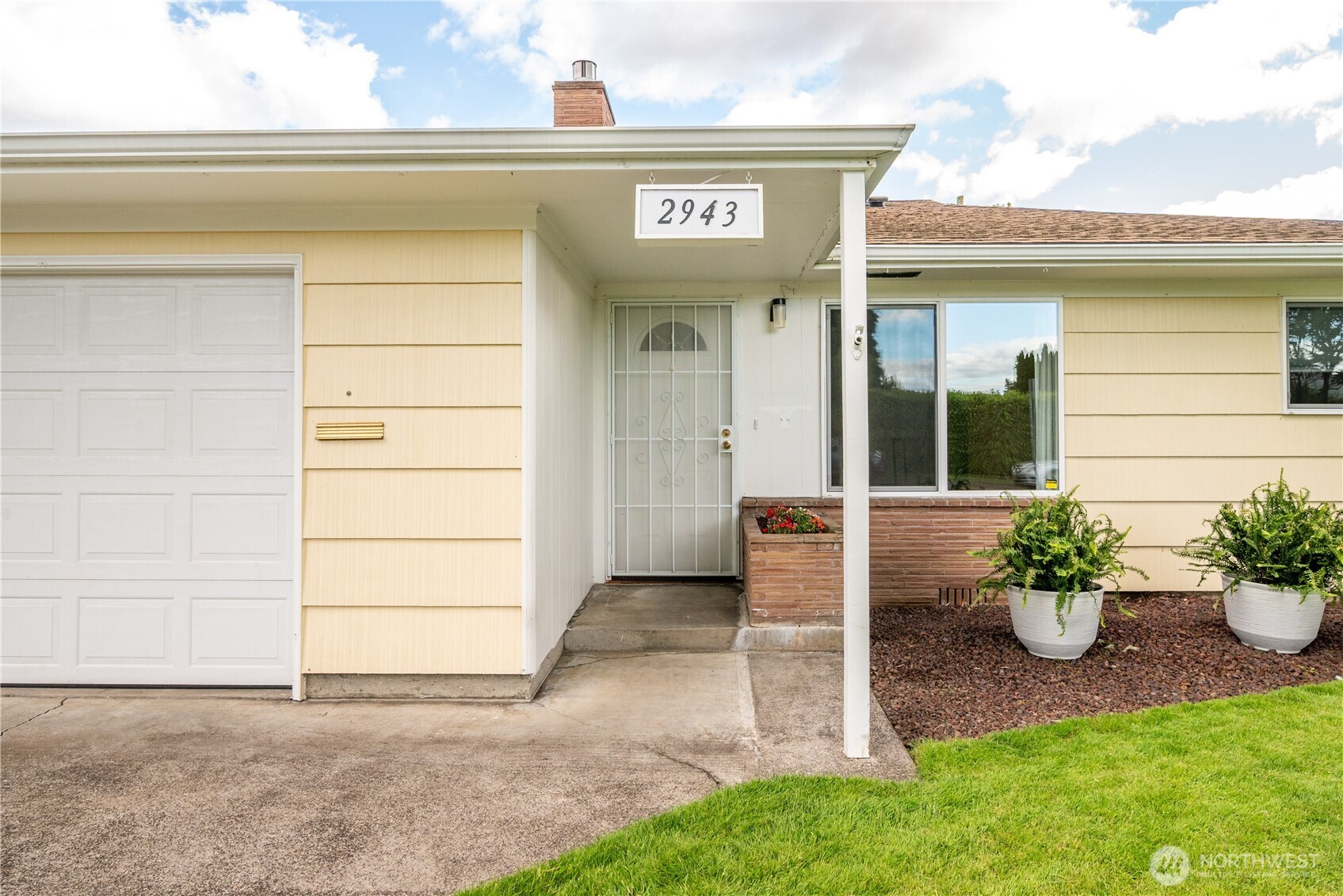 2943 Magnolia Street Longview, WA 98632 - Photo 3 of 36 a view of a house with a potted plant and a yard
