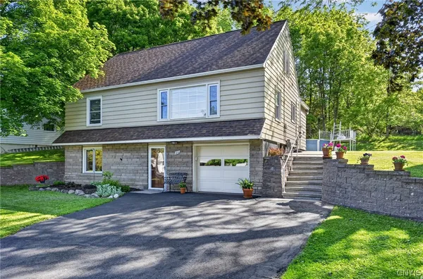 $294,900 | 100 Fieldcrest Drive, Camillus, NY 13031