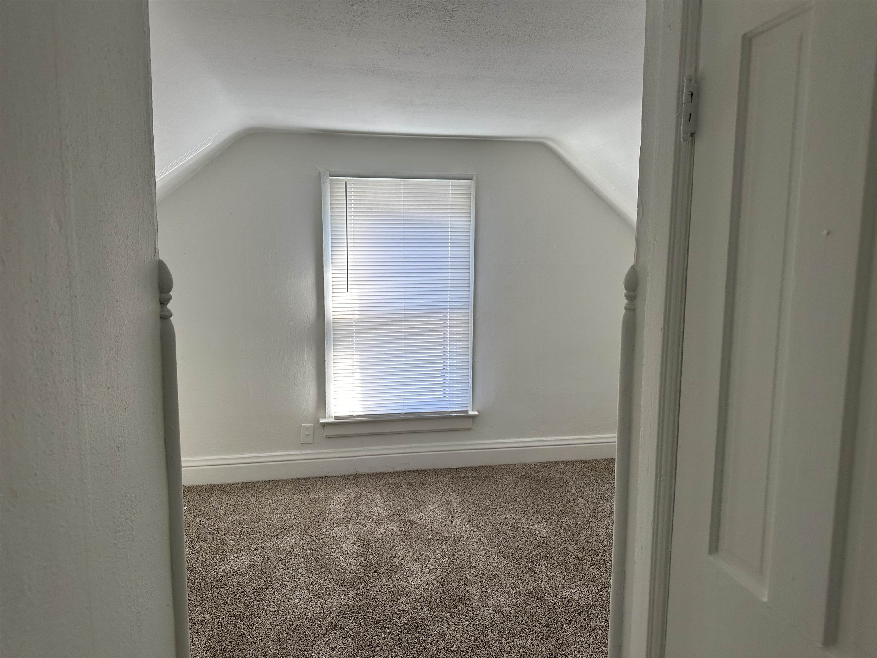 309 West Pleasant Street Freeport, IL 61032 - Photo 31 of 33 a view of empty room with window