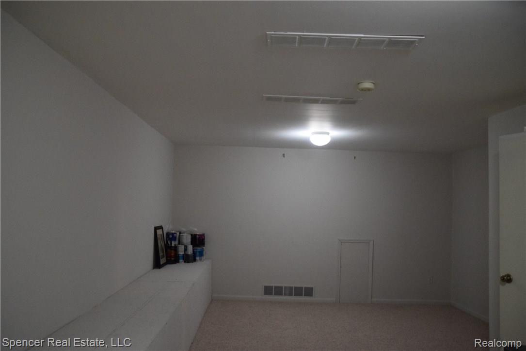 1665 Huntington Park Rochester, MI 48309 - Photo 38 of 39 Huge bonus room.