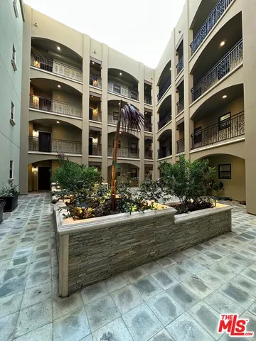 $4,850 | 12104 Hoffman Street, Unit 302, Studio City, CA 91604