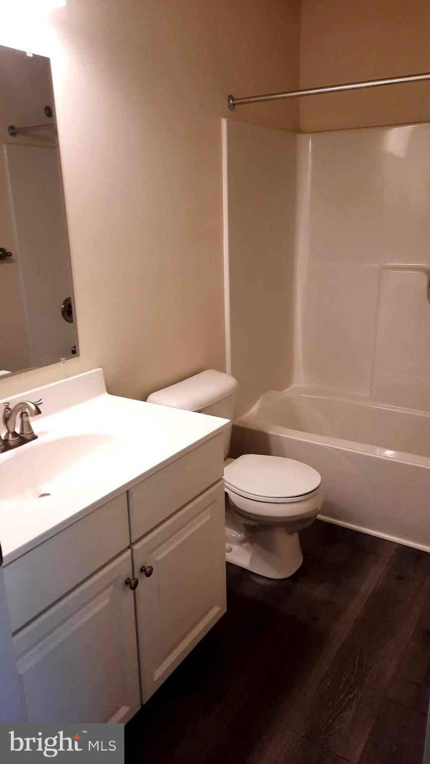 945 Admiral's Quay Drive Mechanicsburg, PA 17050 - Photo 13 of 15 a bathroom with a toilet a sink and bathtub