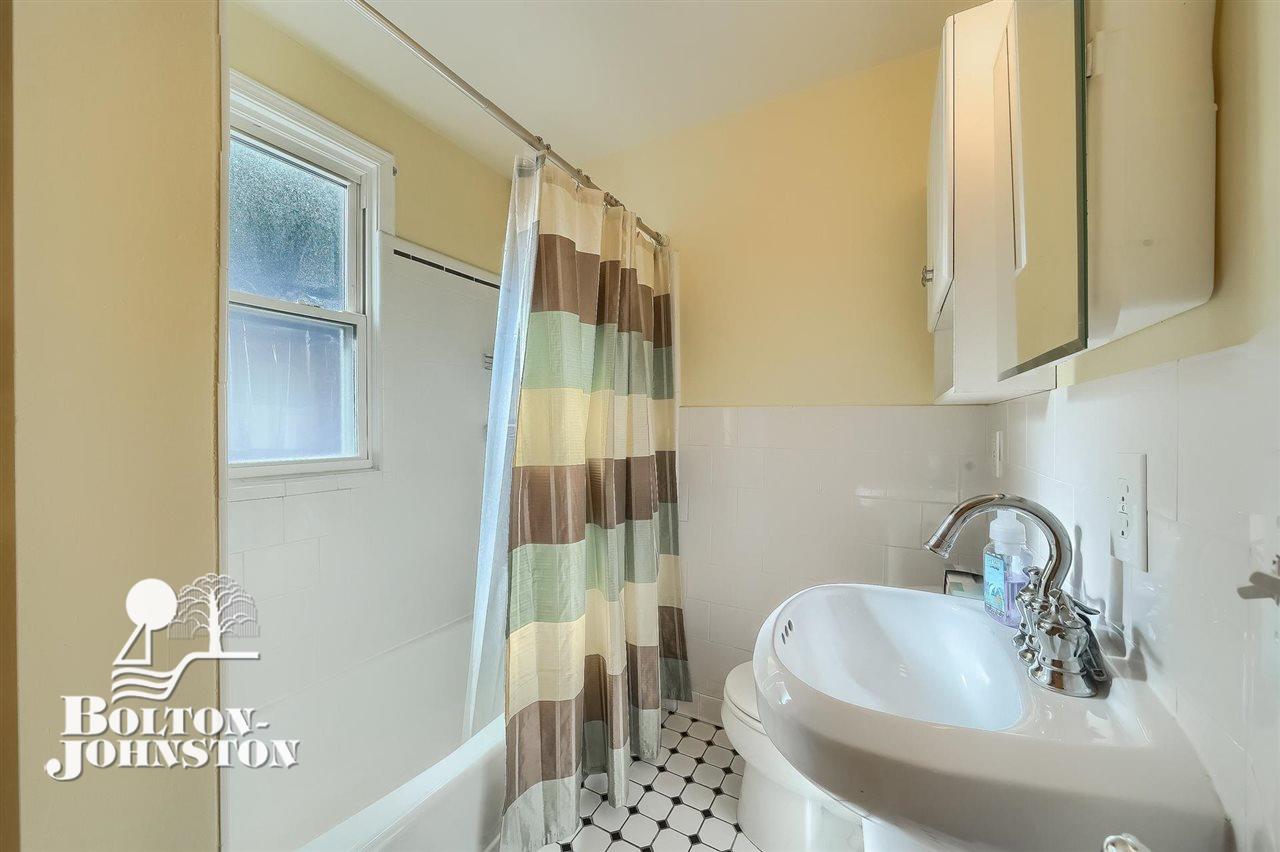 2110 Roslyn Road Grosse Pointe, MI 48236 - Photo 26 of 30 50078516-25.JPG