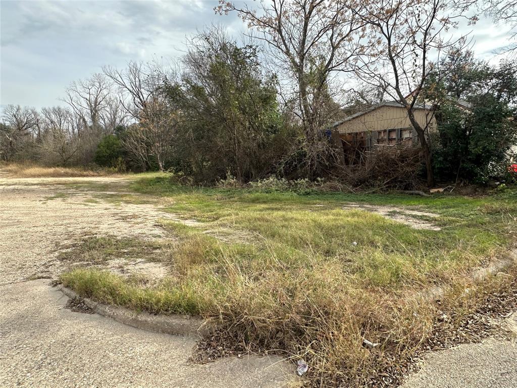 414 South 20th Street Waco, TX 76706 - Photo 2 of 4 a view of a yard with a fountain