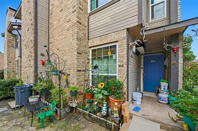 a picture of a very nice looking hallway