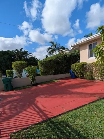 a view of a backyard