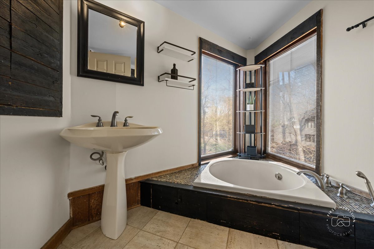 3N286 Klein Road West Chicago, IL 60185 - Photo 19 of 44 a bathroom with a sink a mirror and a bathtub