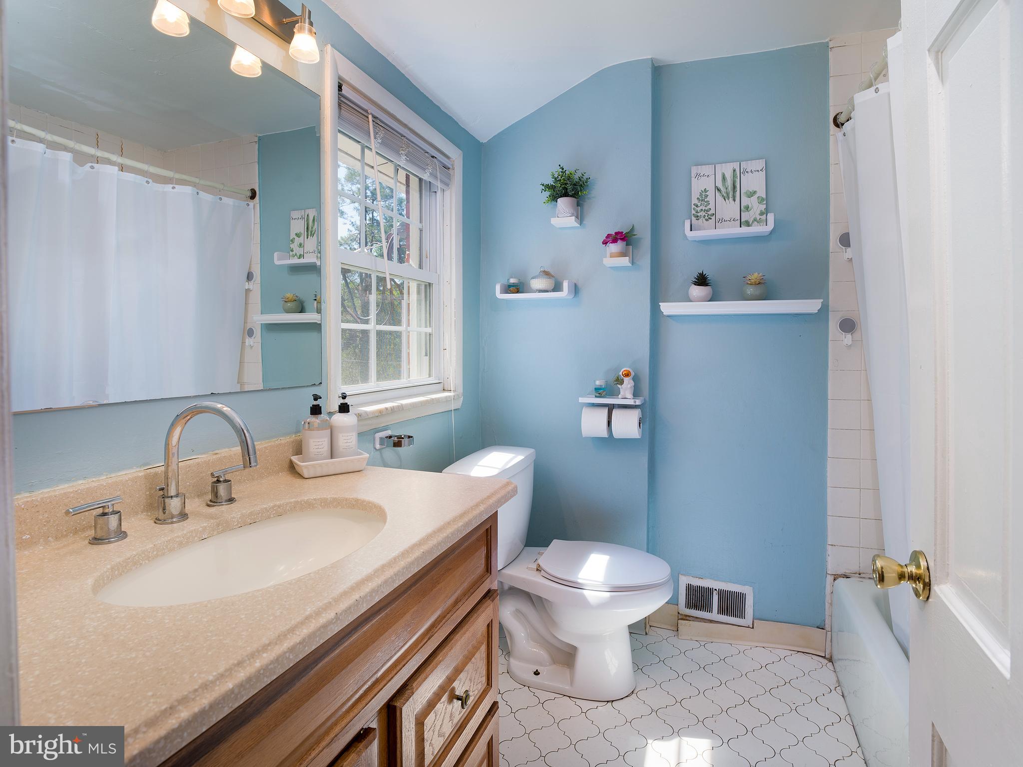 455 Glendale Circle Springfield, PA 19064 - Photo 18 of 24 Full Hall Bath