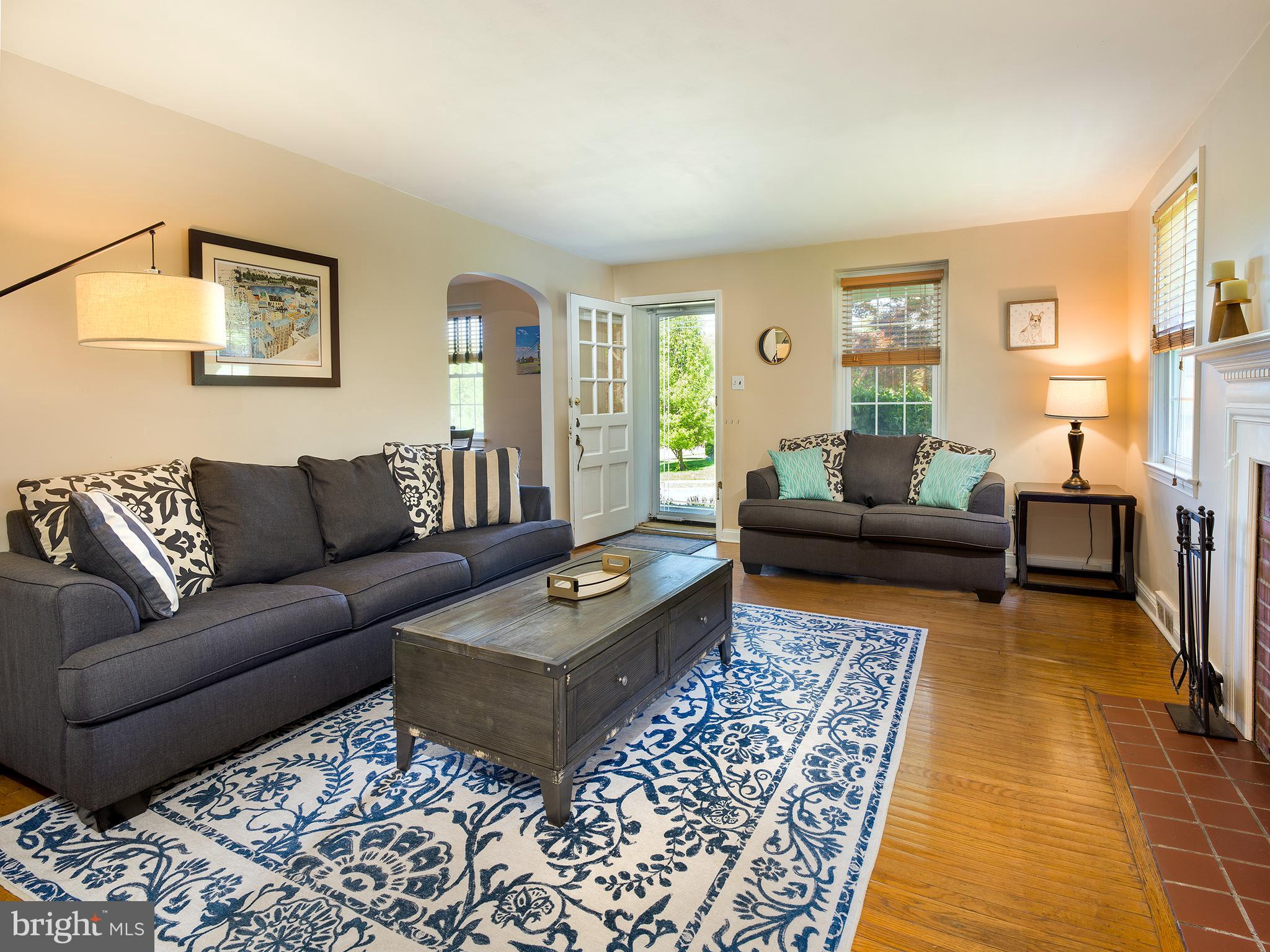 455 Glendale Circle Springfield, PA 19064 - Photo 7 of 24 Living Room