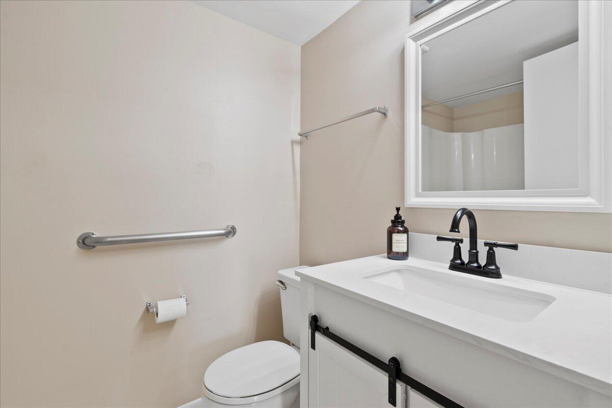 301 Pinecrest Circle, Unit C Jupiter, FL 33458 - Photo 21 of 36 2nd Full Bath