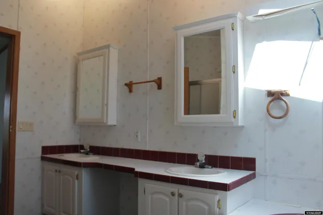 $380,000 | 387 South Missouri Road, Shoshoni, WY 82649