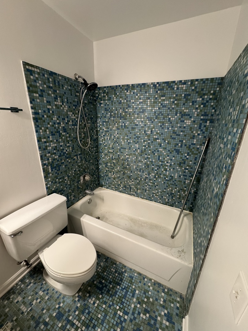 680 South Federal Street, Unit 903 Chicago, IL 60605 - Photo 15 of 27 a bathroom with a toilet and a bathtub