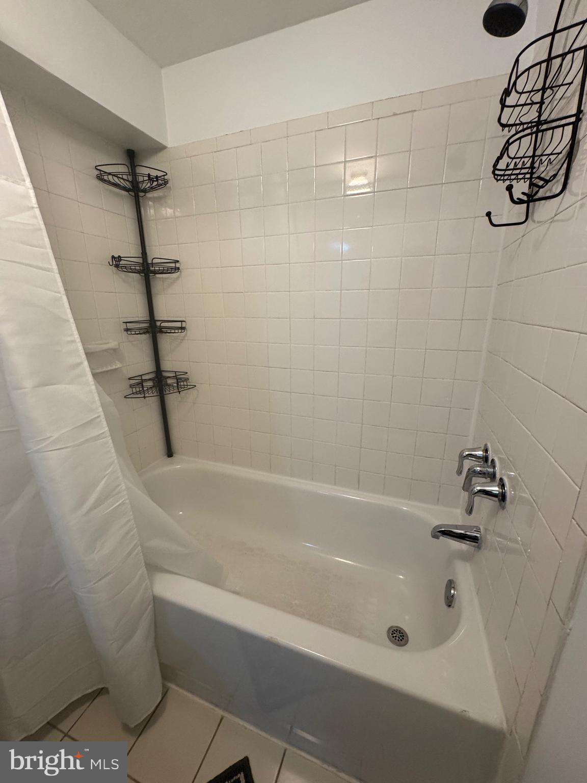 45 Rhode Island Avenue Northwest Washington, DC 20001 - Photo 13 of 17 a bathroom with a bathtub