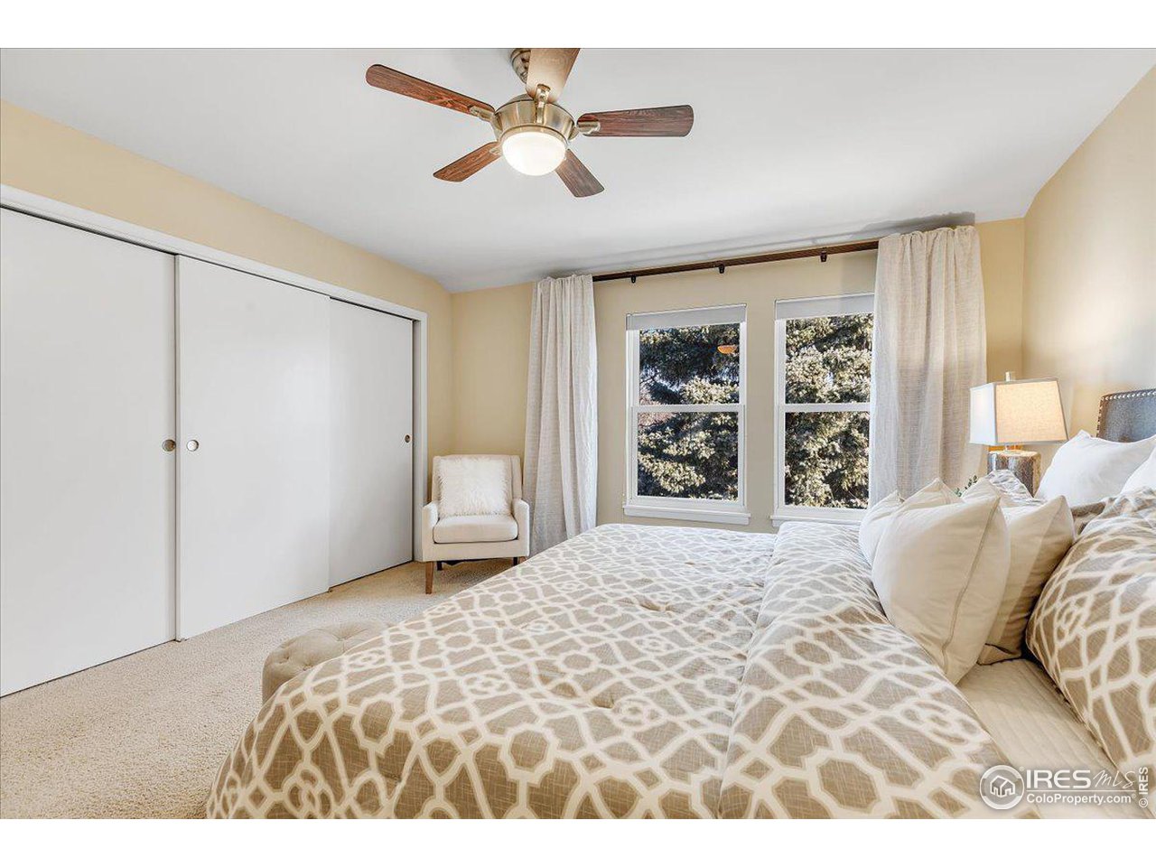 81 Benthaven Place Boulder, CO 80305 - Photo 21 of 32 a bedroom with a large bed and a chandelier