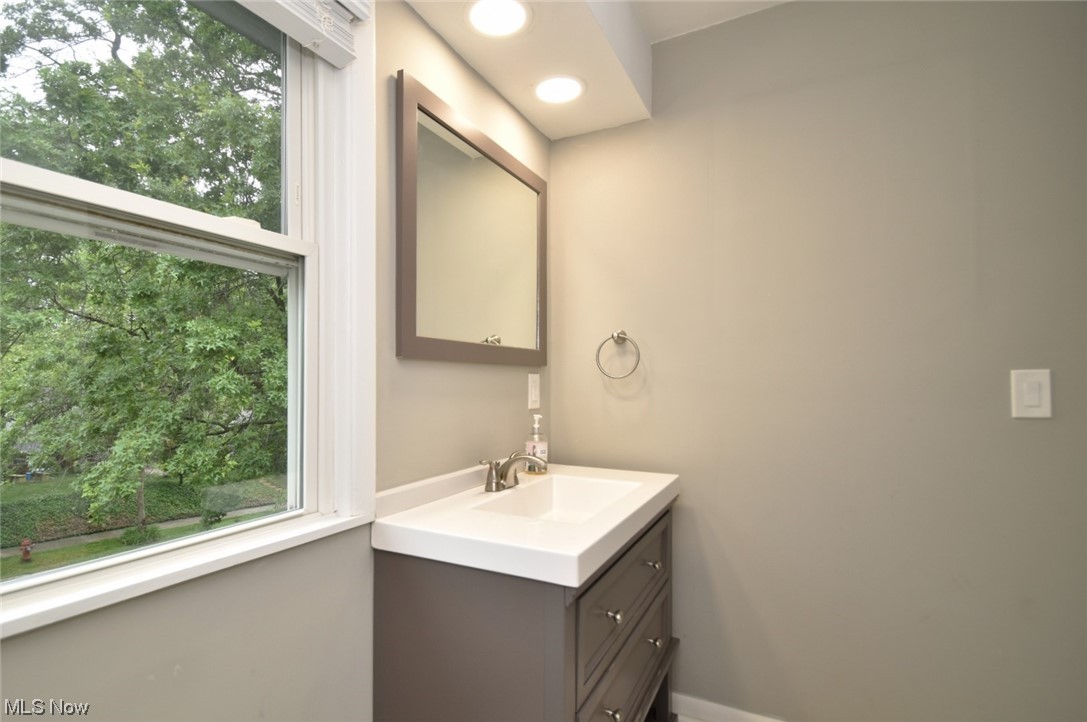 2535 Charney Road Cleveland, OH 44118 - Photo 20 of 33