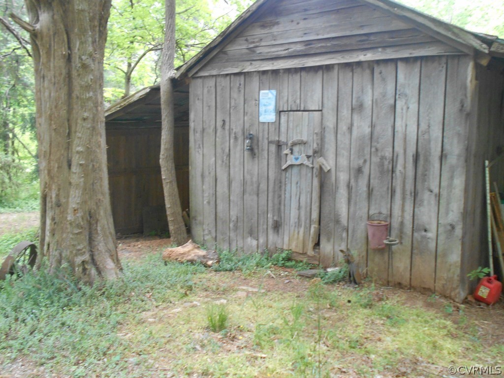 1925 Hill Cross Road Charlotte Court House, VA 23923 - Photo 38 of 50 a backyard of a house
