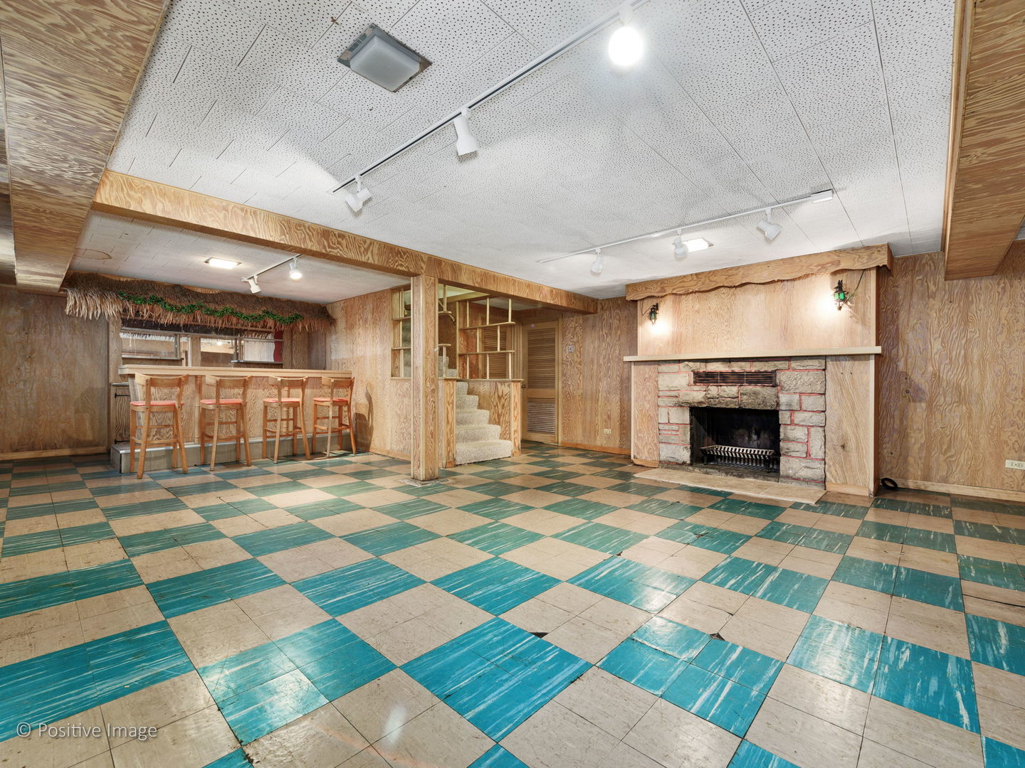 399 Longcommon Road Riverside, IL 60546 - Photo 19 of 25 a view of an empty room with a rug