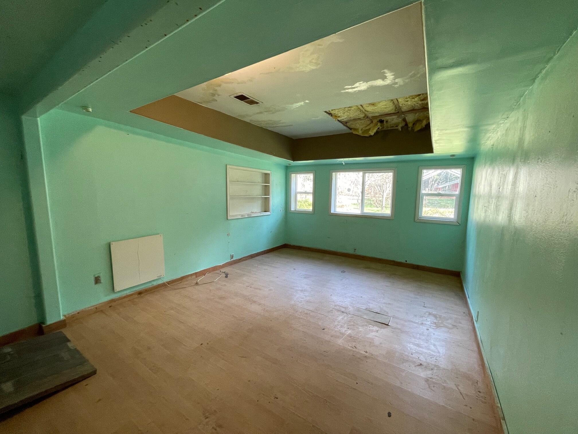 411 South Old Stage Road Cave Junction, OR 97523 - Photo 38 of 39 a view of an empty room with a window
