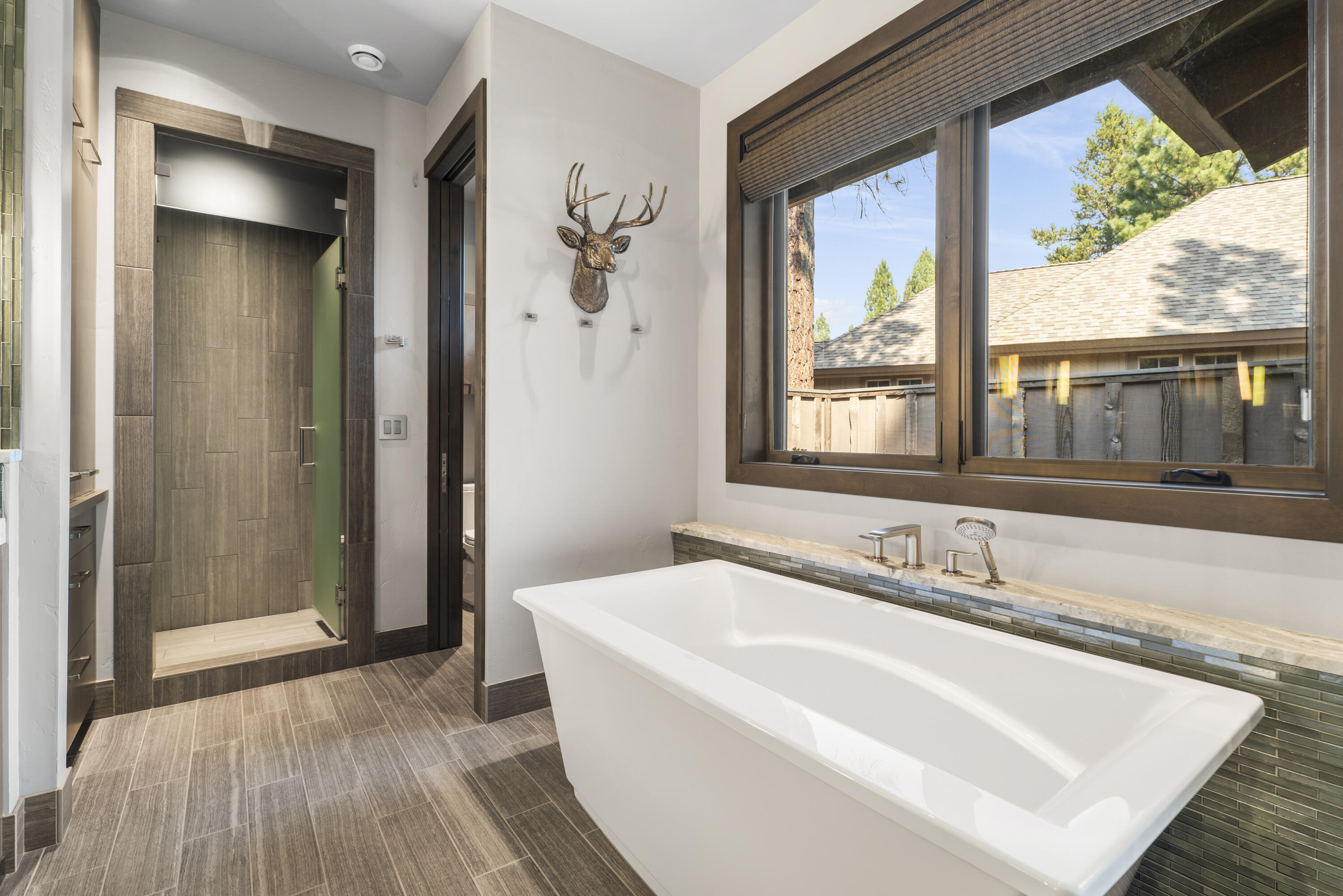 56641 Sunstone Loop, Unit 135 Bend, OR 97707 - Photo 26 of 62 Primary Suite Bathroom