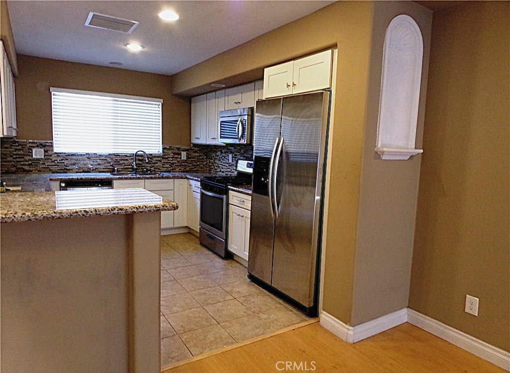 81 Seton Road Irvine, CA 92612 - Photo 8 of 21 Functional Kitchen