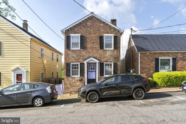 $2,400 | 9 Royal Street Southwest, Leesburg, VA 20175