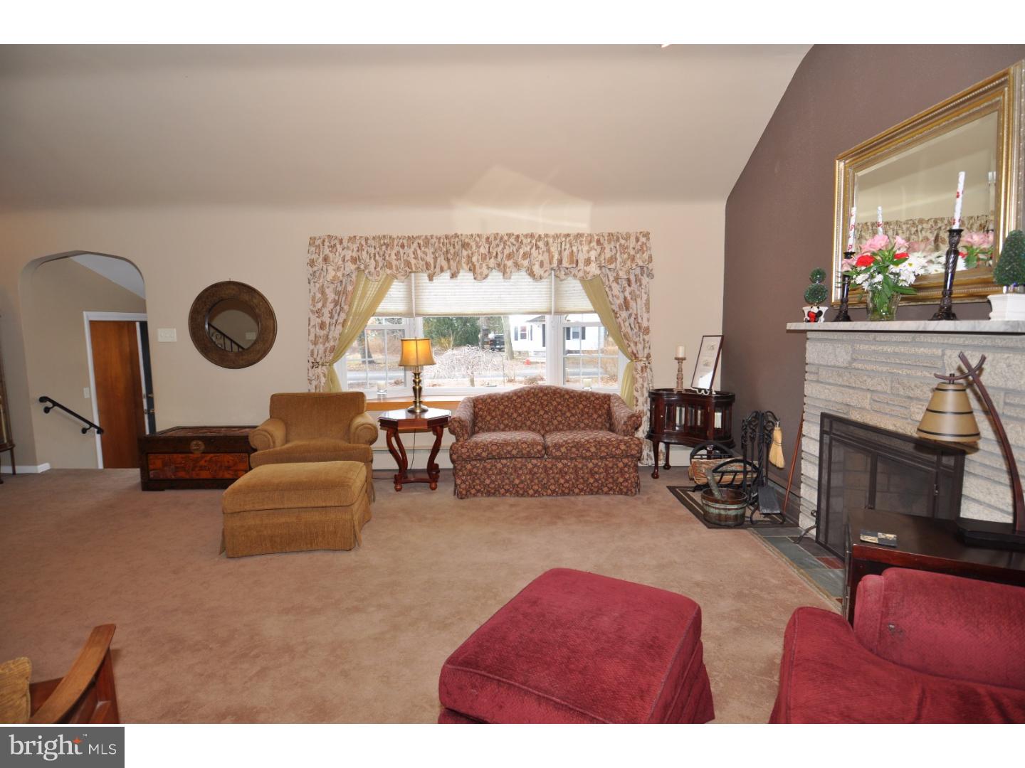 23 Hartford Road Mount Laurel, NJ 08054 - Photo 8 of 25 Living Room
