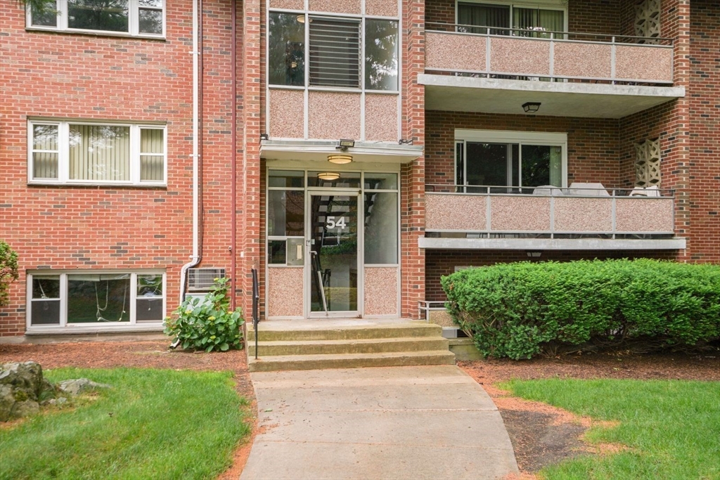 54 Jacqueline Road, Unit 1 Waltham, MA 02452 - Photo 2 of 15 Gallery Image 2