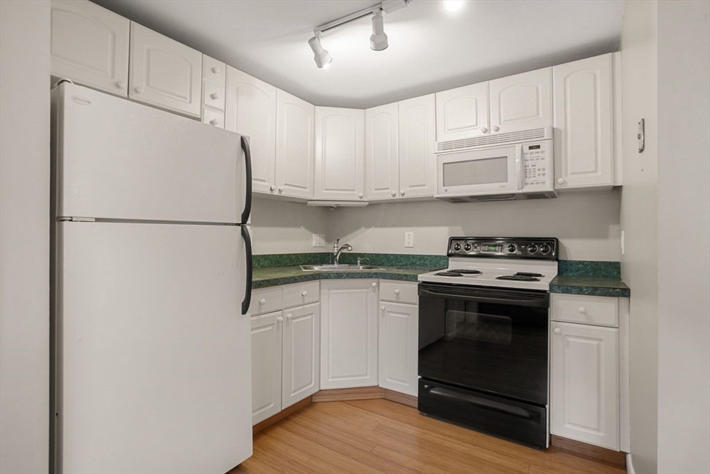 54 Jacqueline Road, Unit 1 Waltham, MA 02452 - Photo 5 of 15 Gallery Image 5