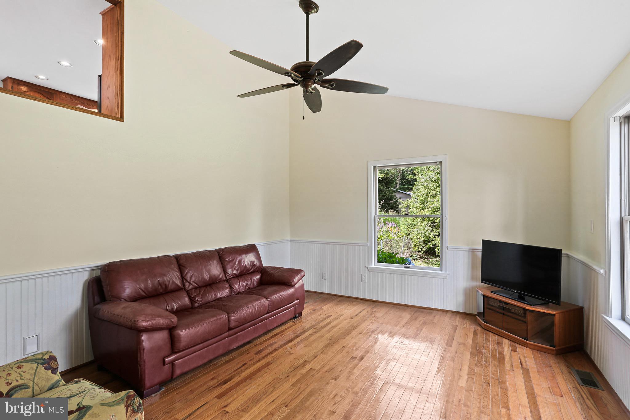 4219 Hoffmanville Road Manchester, MD 21102 - Photo 3 of 36 Living Room