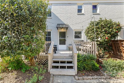 $275,000 | 220 Wakefield Drive, Charlotte, NC 28209