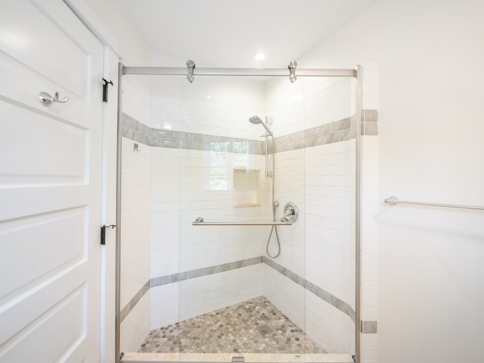 65 North Holokai Road Haiku, HI 96708 - Photo 15 of 50 a bathroom with a glass shower door