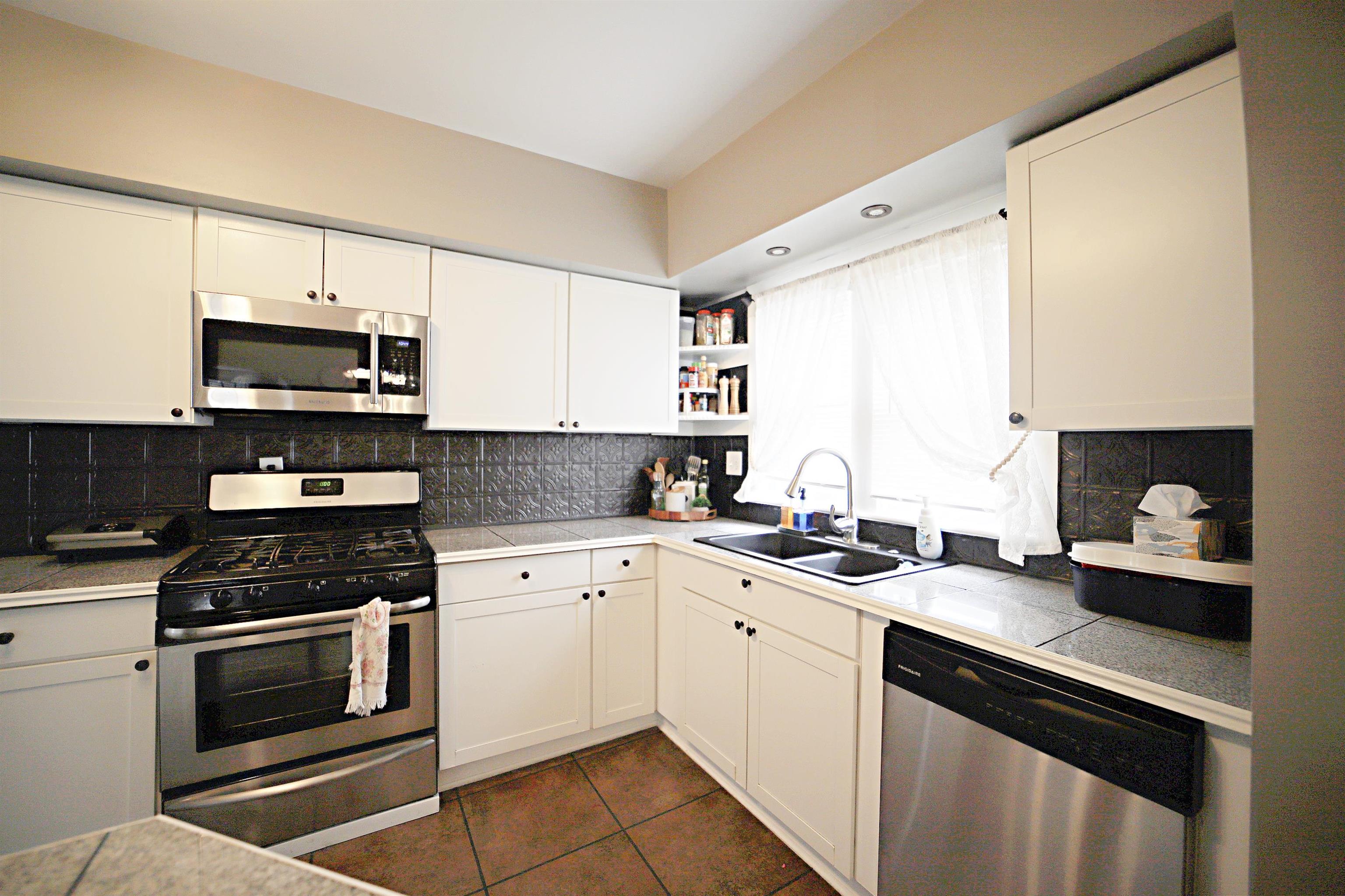 122 South McKinley Road Flushing, MI 48433 - Photo 11 of 24 50107628-10.JPG