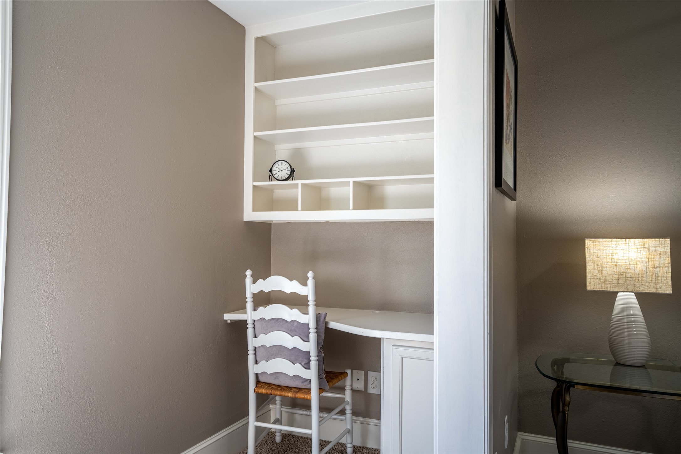 802 Enid Street Houston, TX 77009 - Photo 10 of 18 a room with a lamp