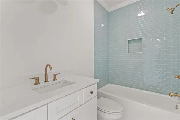 a view of an empty room with a ceiling fan