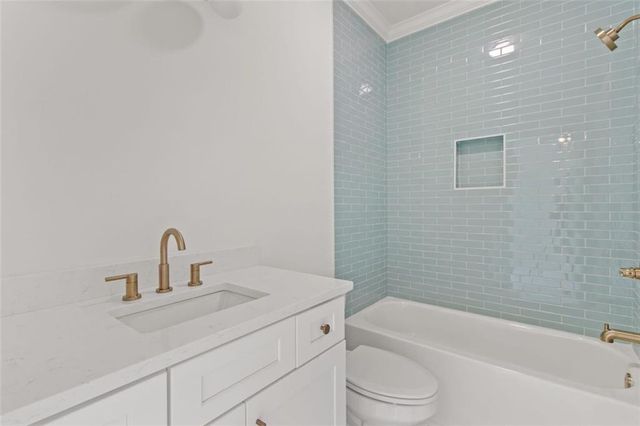 a view of an empty room with a ceiling fan