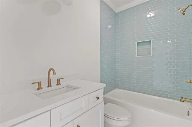 a view of an empty room with a ceiling fan