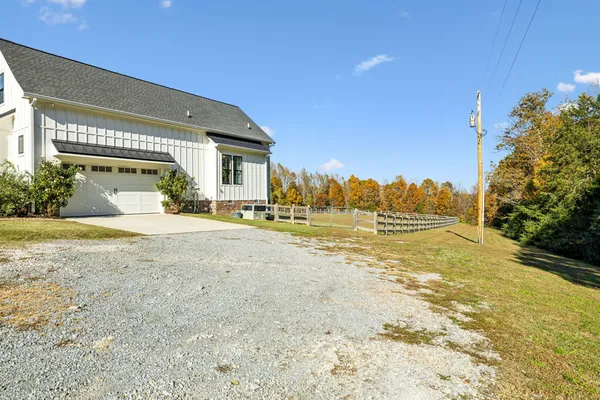 $899,000 | 890 Hackberry Lane, Nunnelly, TN 37137