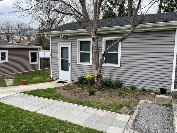 $1,400 | 107 Berkshire Drive, Farmingville, NY 11738