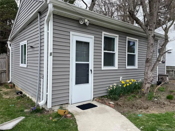 $1,400 | 107 Berkshire Drive, Farmingville, NY 11738